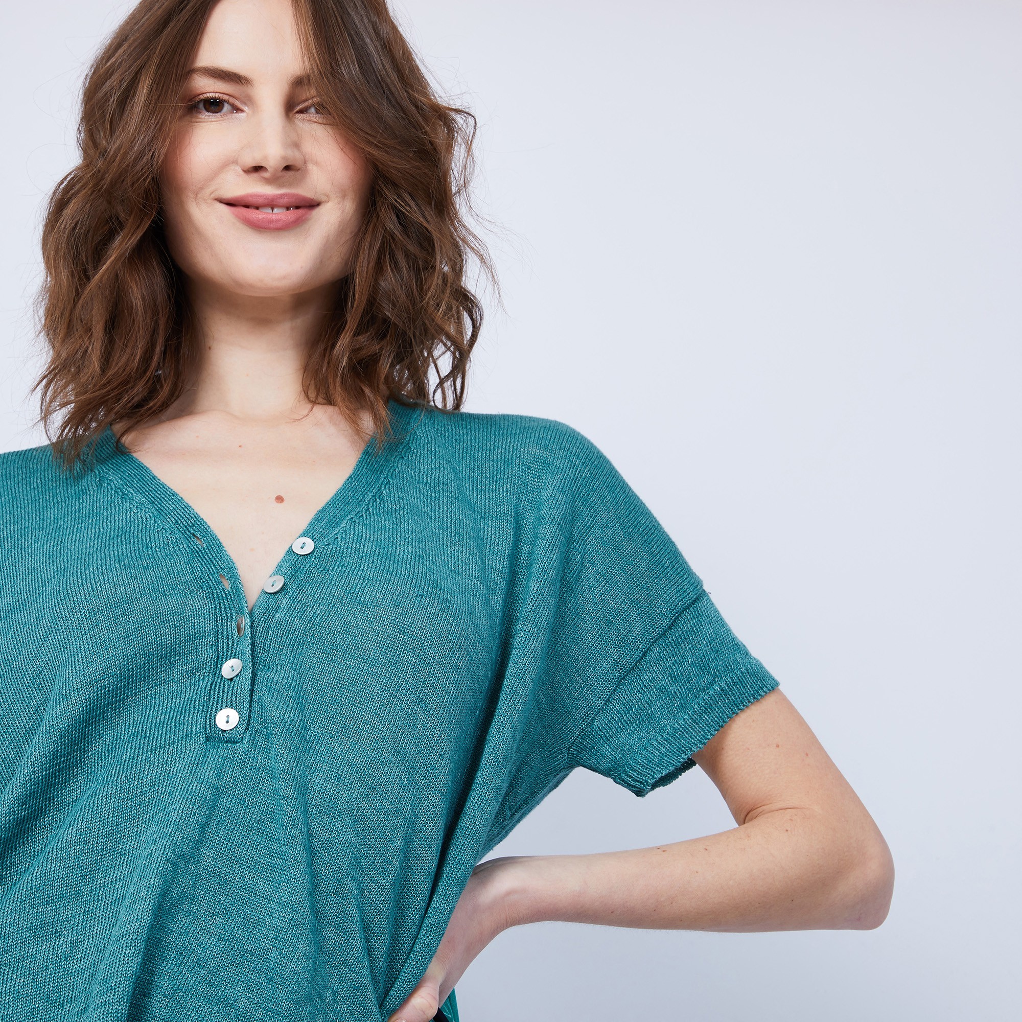 T-shirt en lin col V boutonné - Maati 6450 tropique - 21 vert foncé