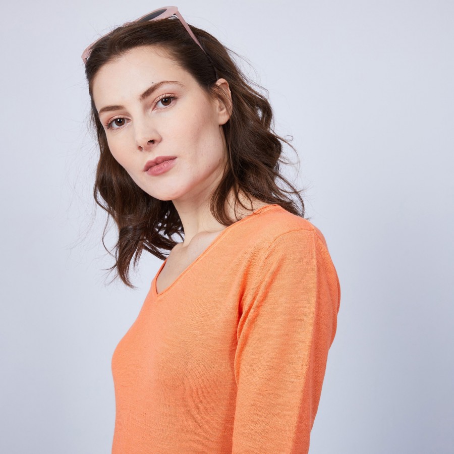 Camiseta de linho liso com decote em V - Mel