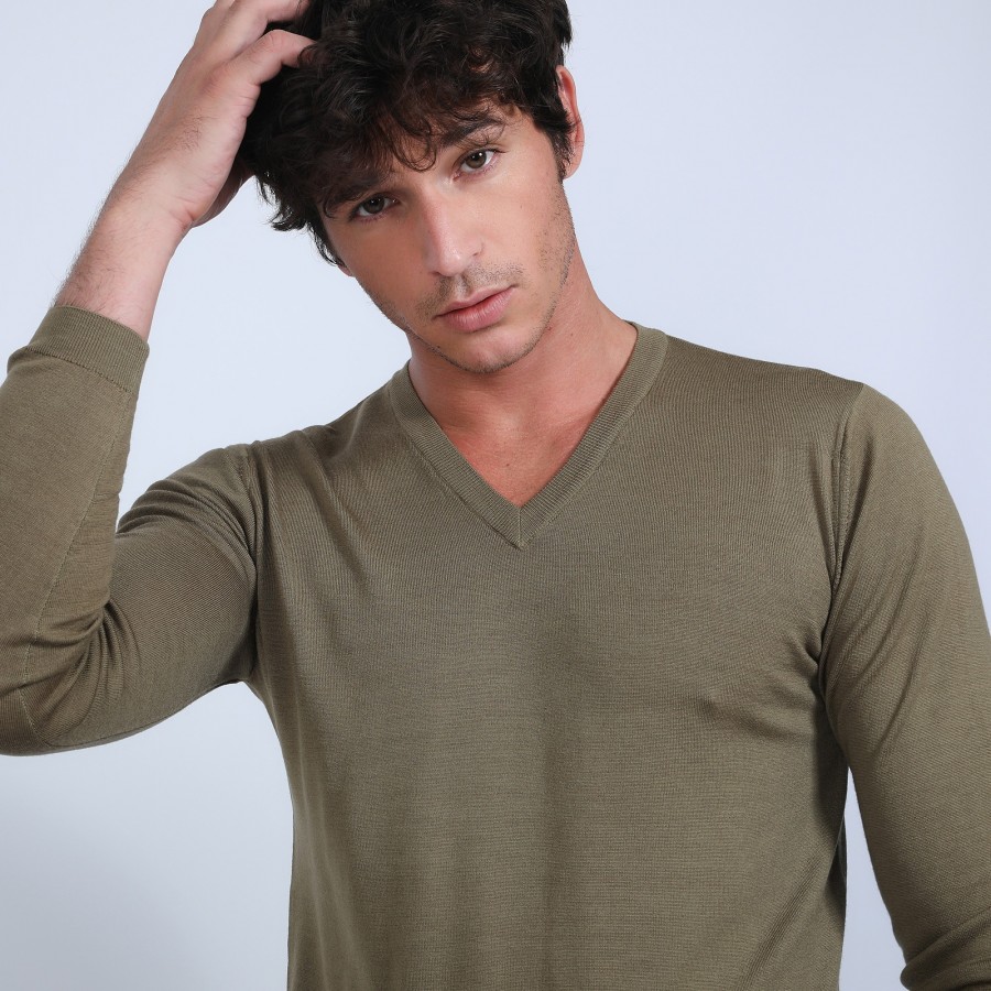 V-neck jumper in merino wool - Elmo