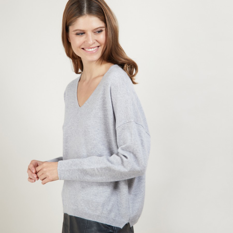 Suéter curto de cashmere com decote em V e bolsos - Balba