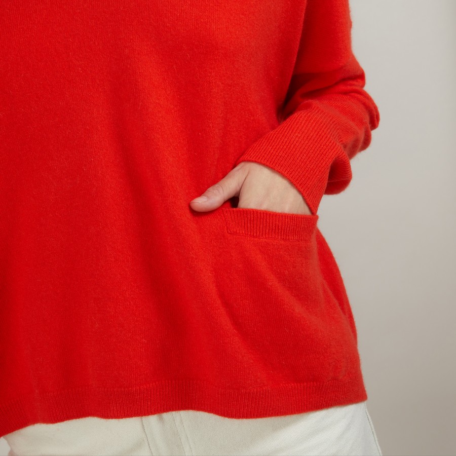 Suéter curto de cashmere com decote em V e bolsos - Balba