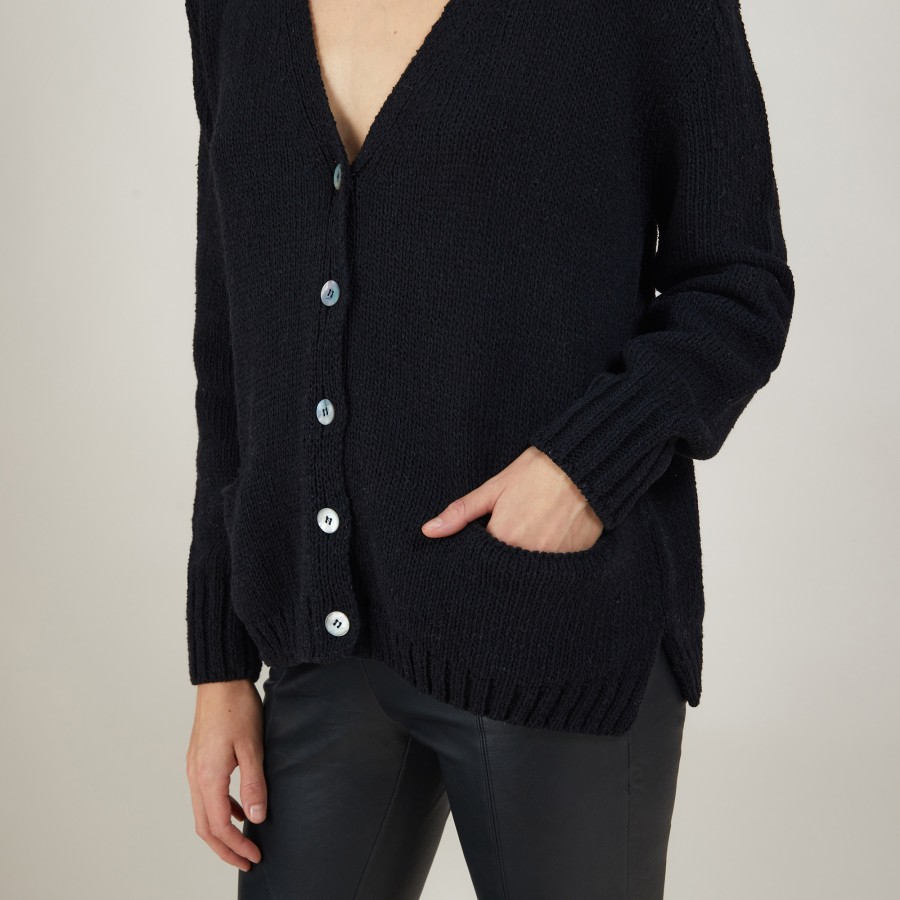Cardigan de lã e seda com decote em V - Resenha