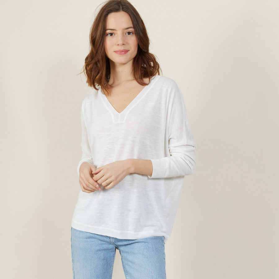 Camiseta de linho com decote largo e corte em V - Beja