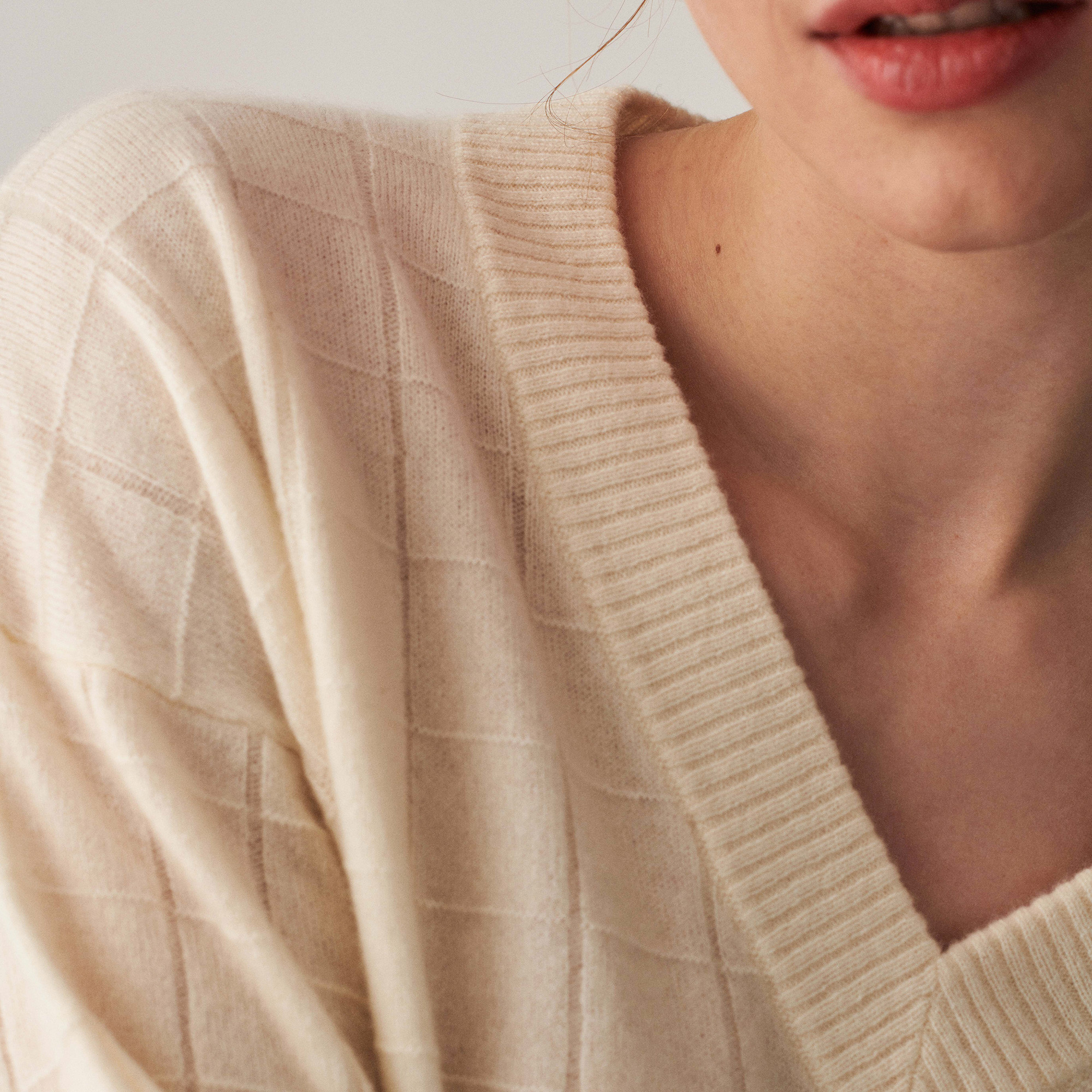 Cashmere V-neck knitted sweater - Canelle