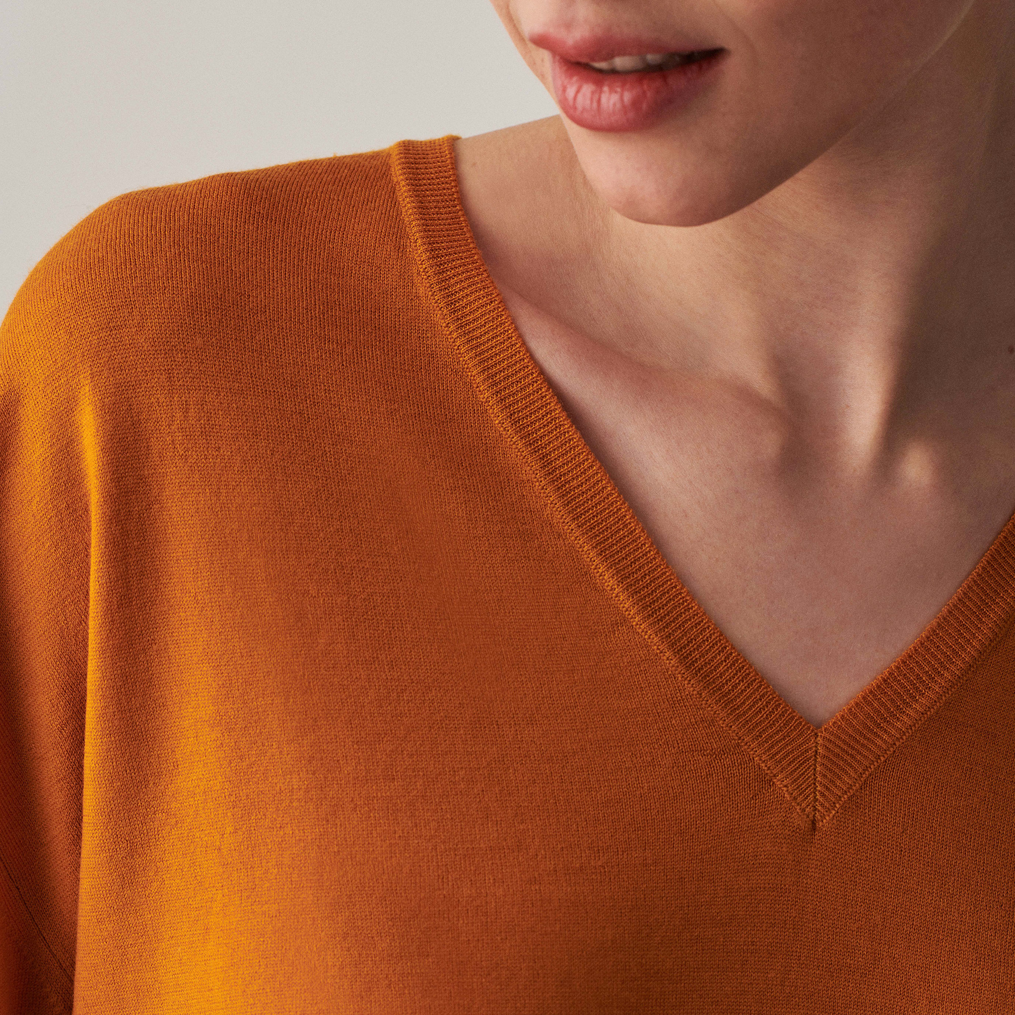 Pull col V à fentes en laine mérinos - Aurora 7460 tournesol - 15 Orange