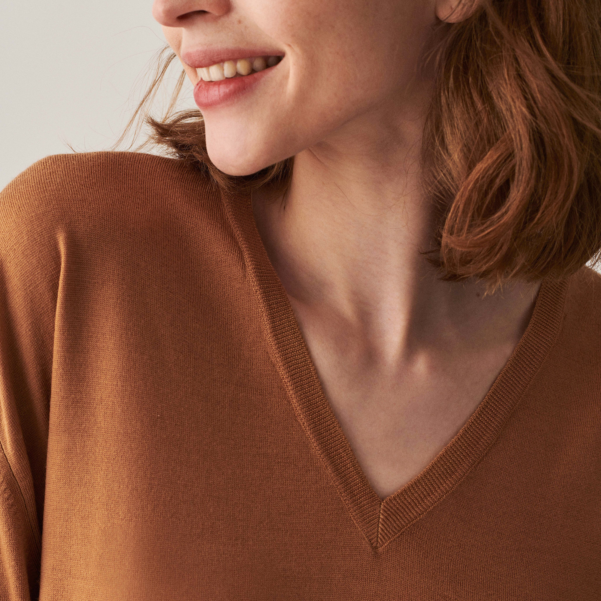 Merino wool V-neck sweater with slits in merino wool - Aurora