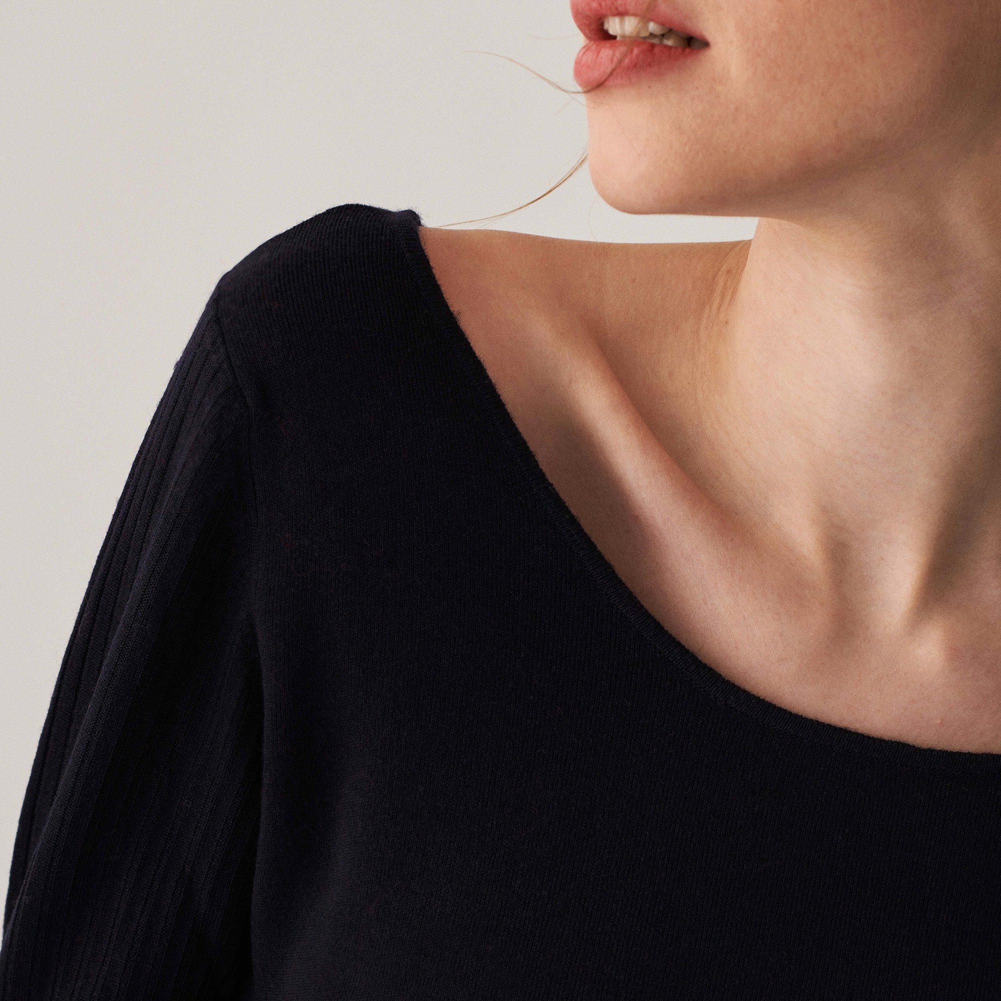 Pull col rond en laine mérinos maille fine - Altesa 7440 marine - 05 Bleu marine