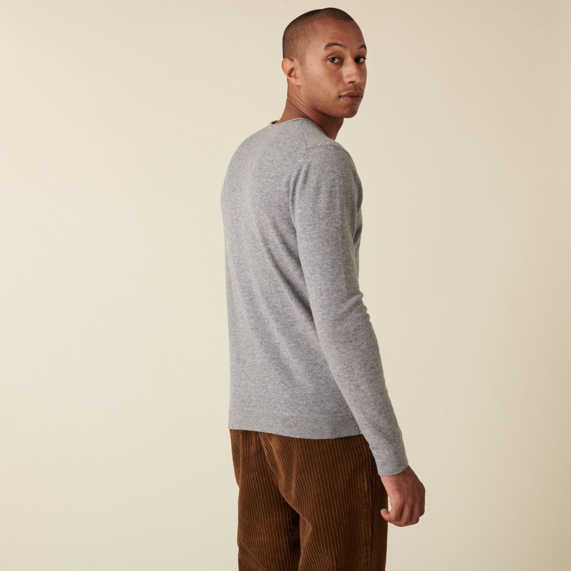 Pull col rond en cachemire à finitions roulotées - Ernest 7411 volute - 09 Gris moyen