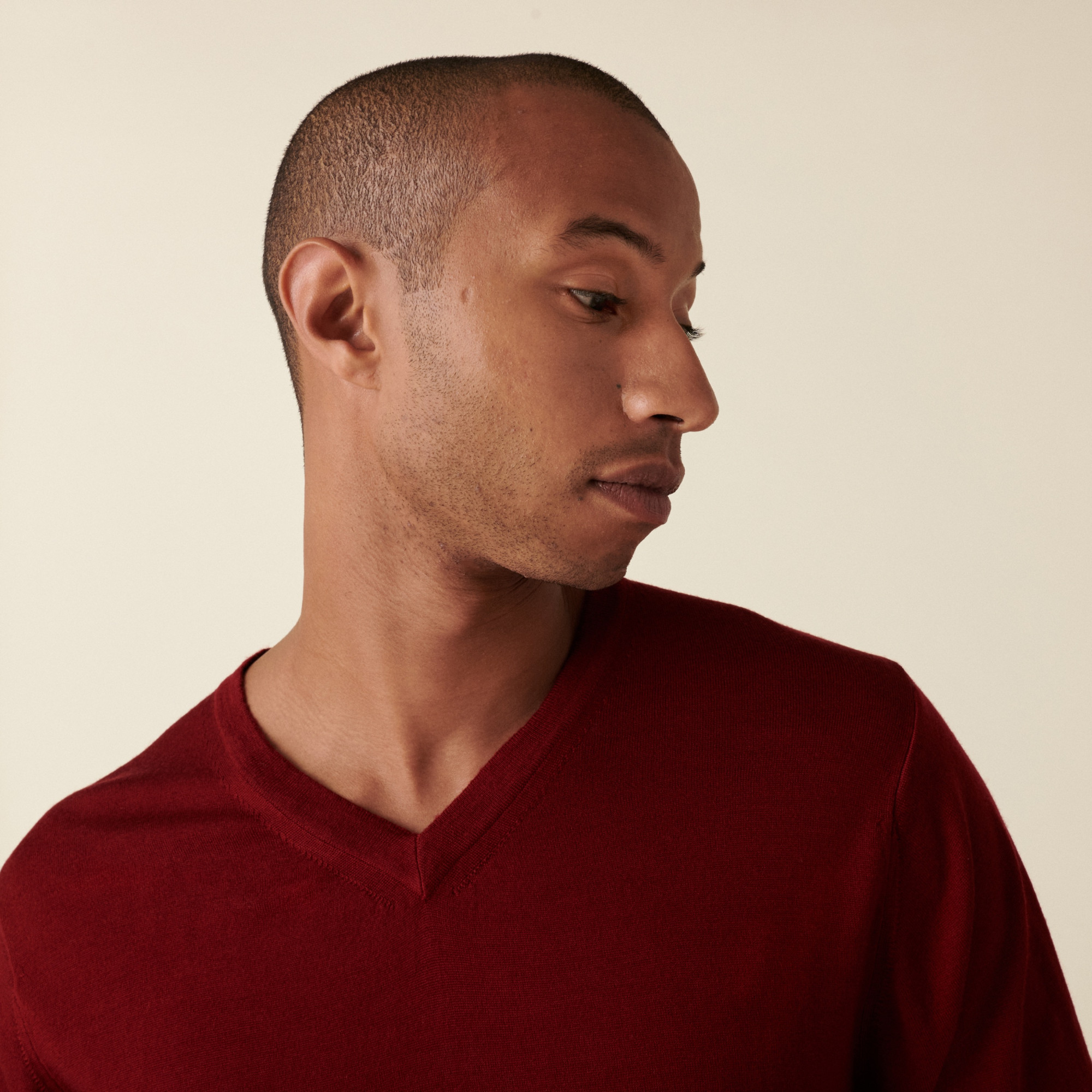 Pull col V avec logo en laine mérinos - Elmo 7481 cerise - 51 Bordeaux