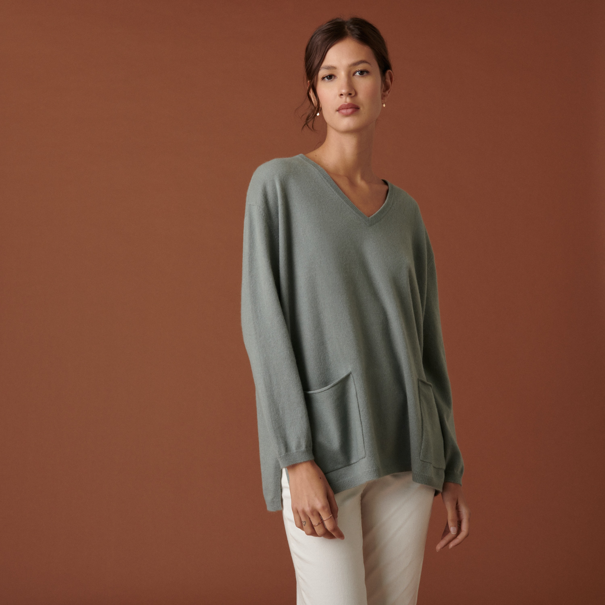 Pull col V en cachemire à fentes côtés - Accacia 7452 amande - 94 Vert amande