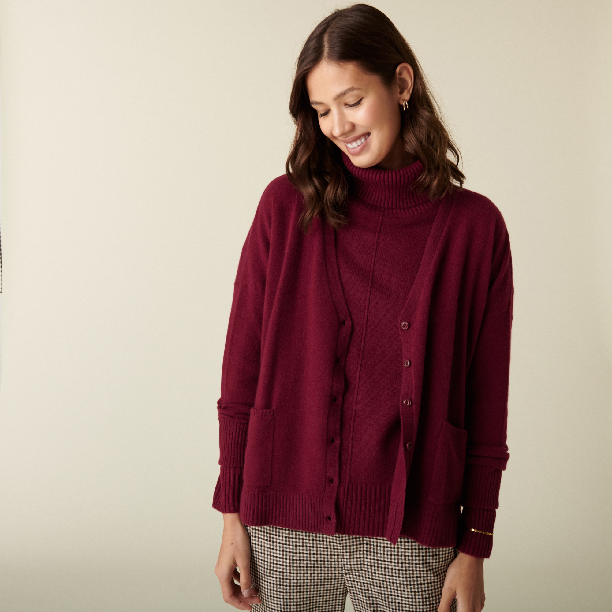 Cardigan col V boutonné à poches en cachemire - Achille 7482 griotte - 51 Bordeaux