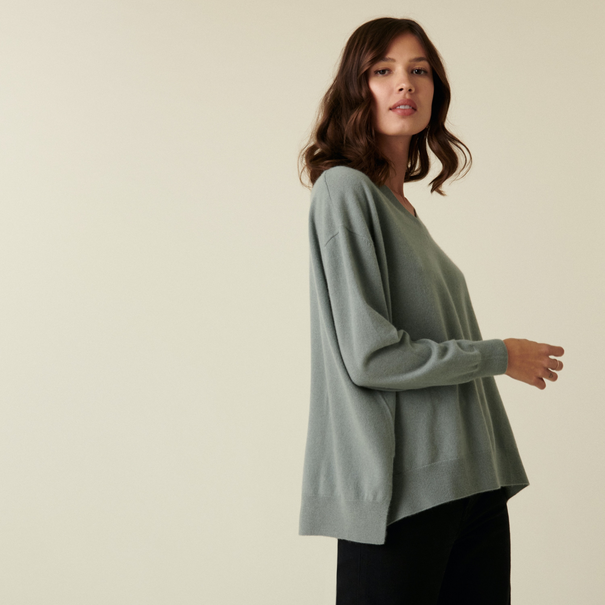 Pull col V en cachemire à fentes et bords côtes - Alienor 7452 amande - 94 Vert amande