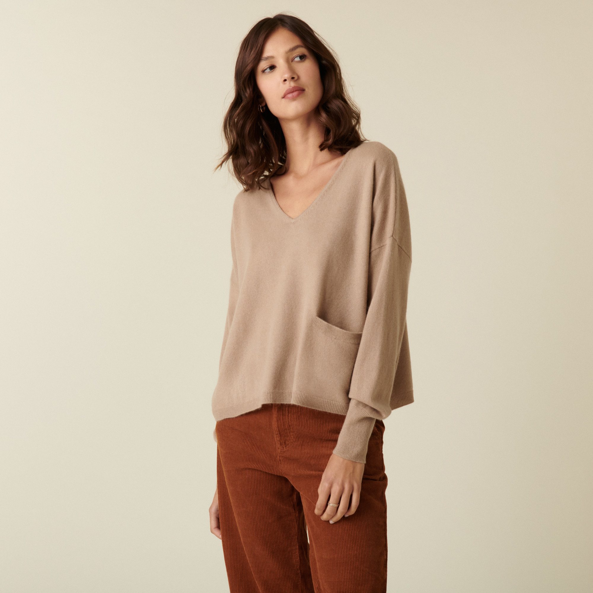 Pull court col V en cachemire avec poches - Balba 7404 sable - 13 Beige moyen