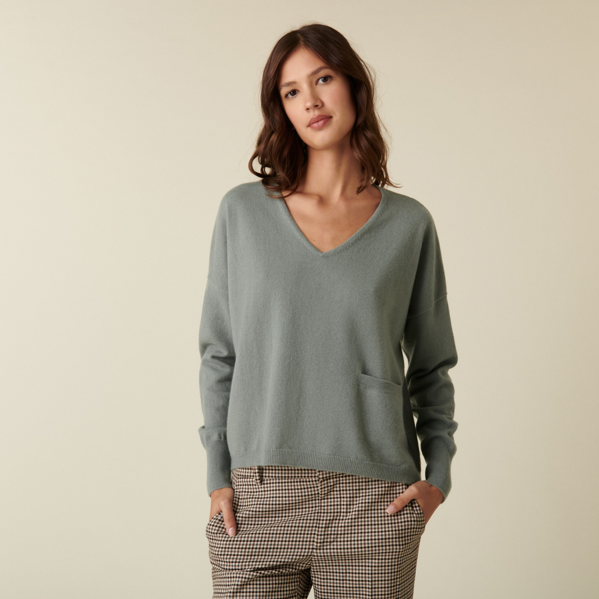 Pull court col V en cachemire avec poches - Balba 7452 amande - 94 Vert amande