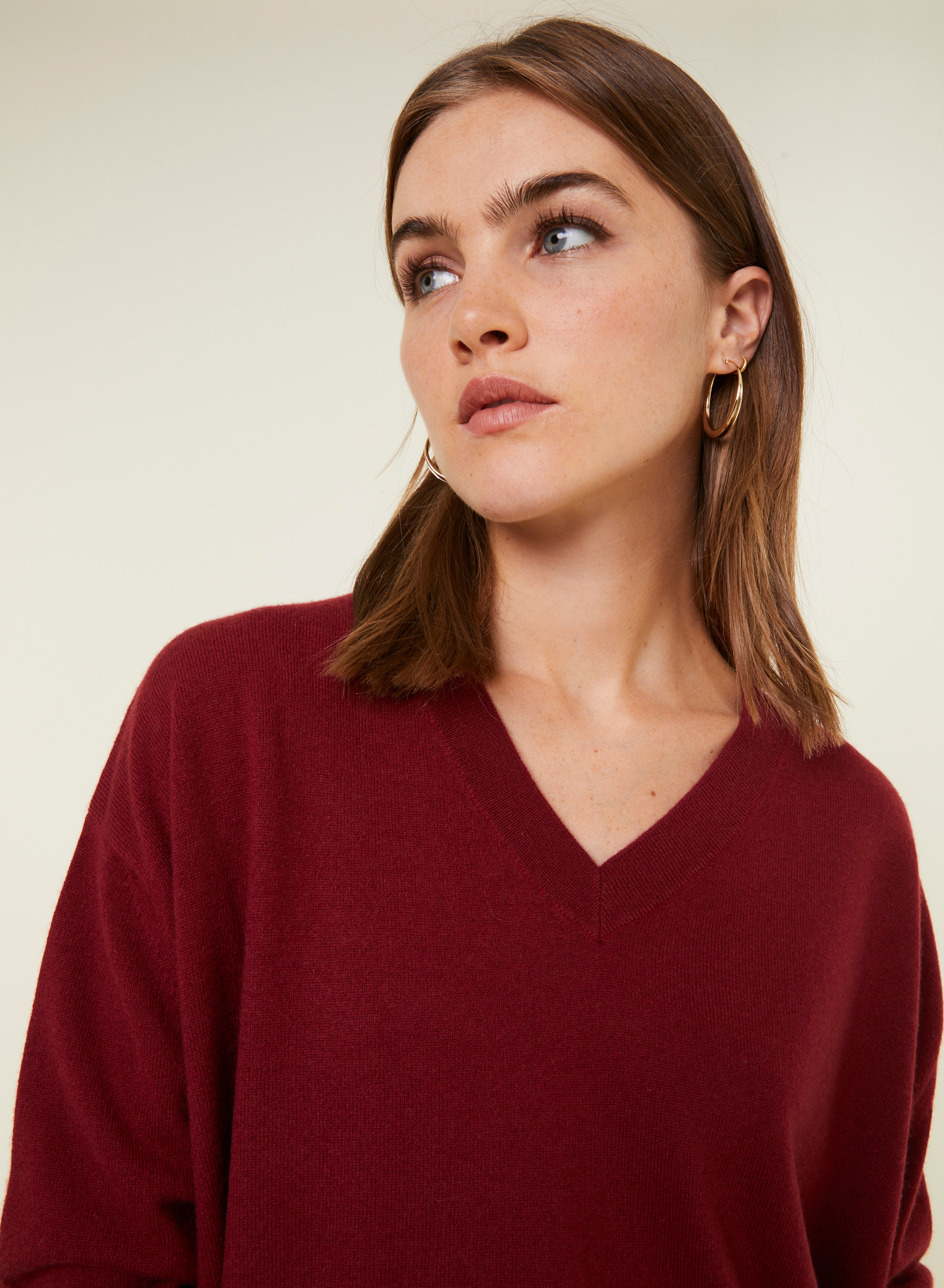Pull ample à fentes col V en cachemire - Alienor 7881 cerise - 51 Bordeaux
