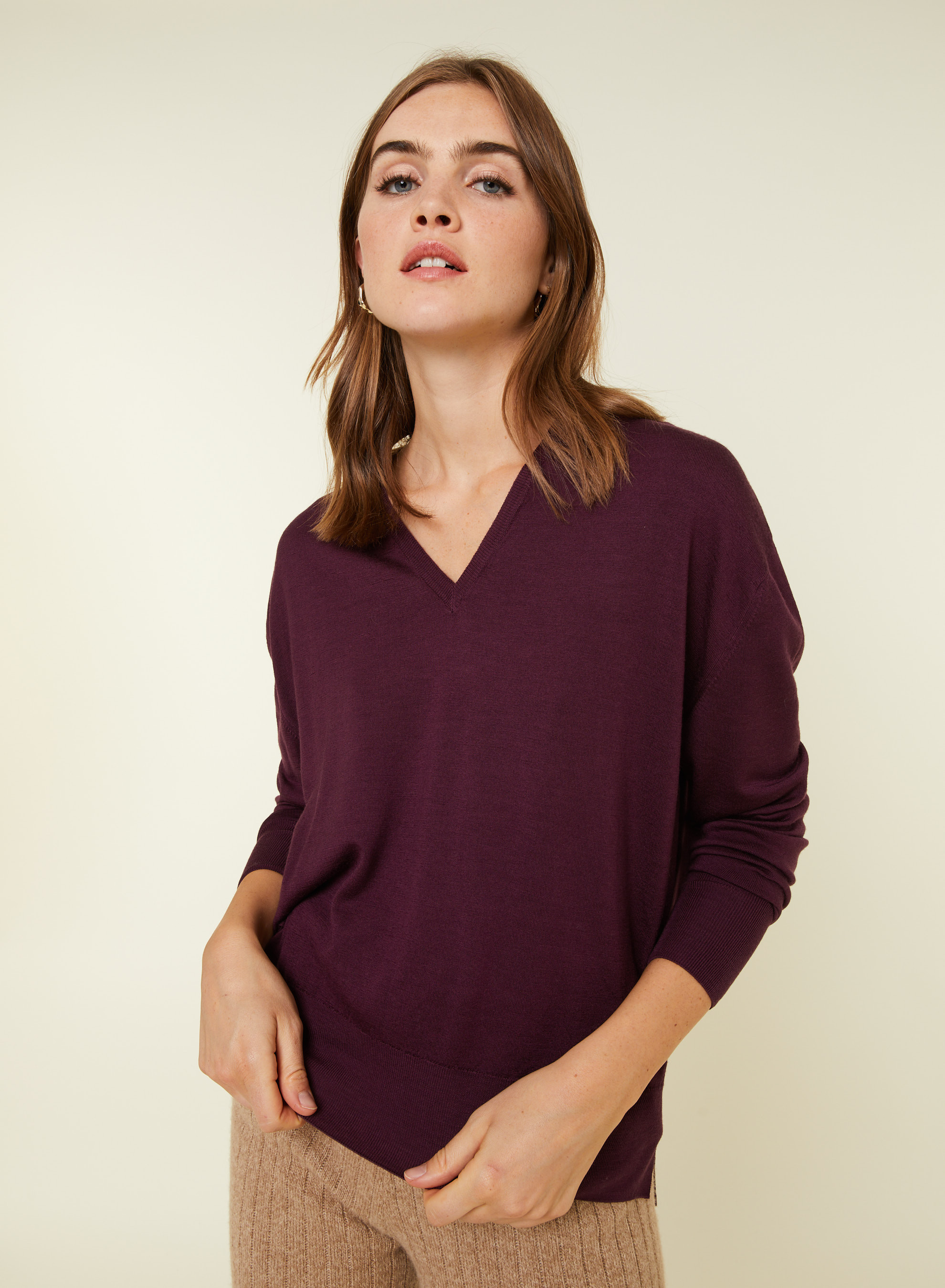 Pull col V à fentes en laine mérinos - Aurora 7882 prune - 18 Violet foncé