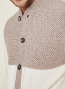 Veste boutonnée à poches en cachemire 4 fils - Farell 7949 ecru/grege - 82 Ecru