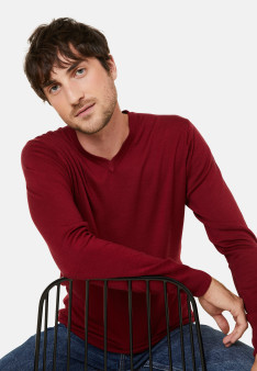 Pull col V avec logo en laine mérinos - Elmo 7881 cerise - 51 Bordeaux
