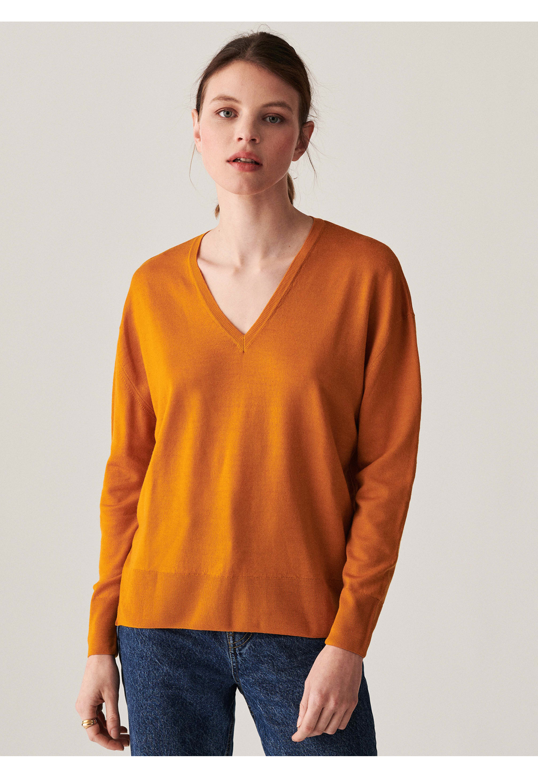 Pull col V en laine mérinos finitions bord côtes - Arya  7460 tournesol - Orange