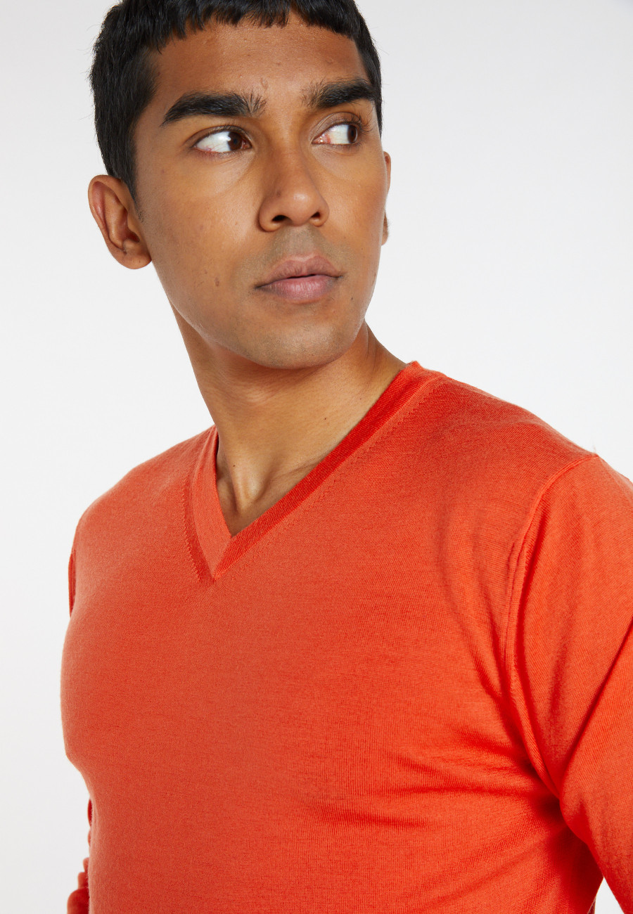 V-neck jumper in merino wool - Elmo
