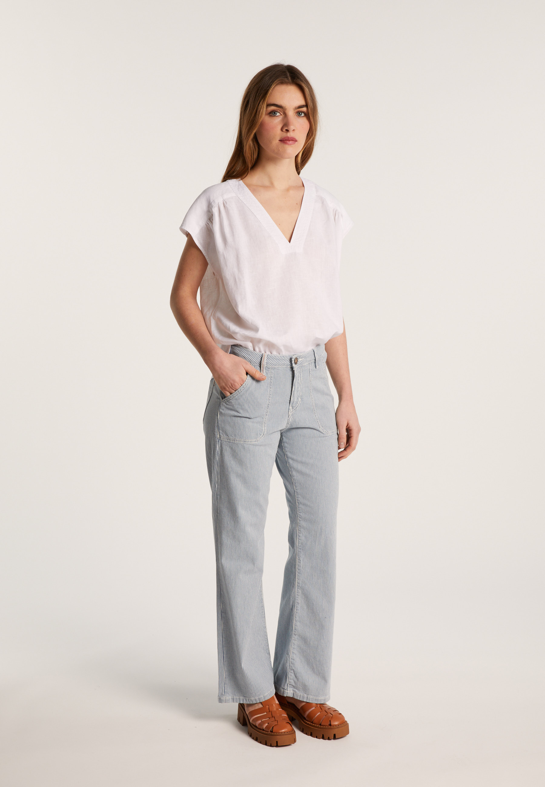 Linen V-neck T-shirt - Dala