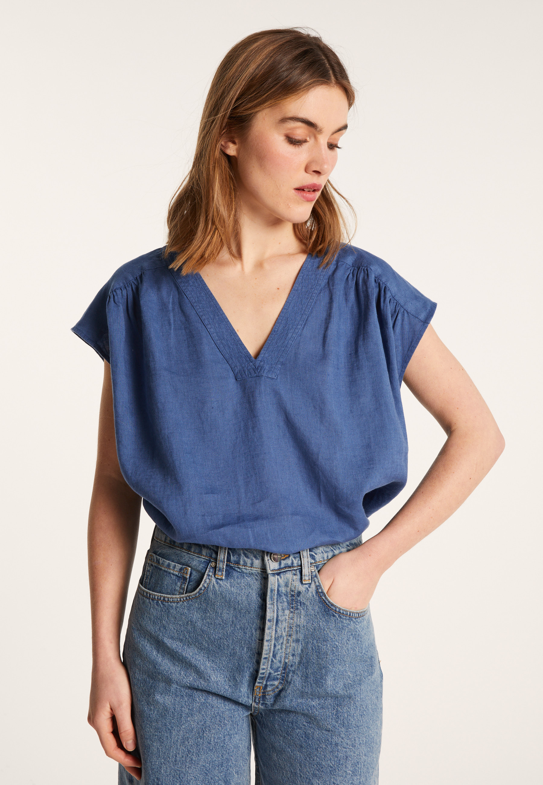 Linen V-neck T-shirt - Dala