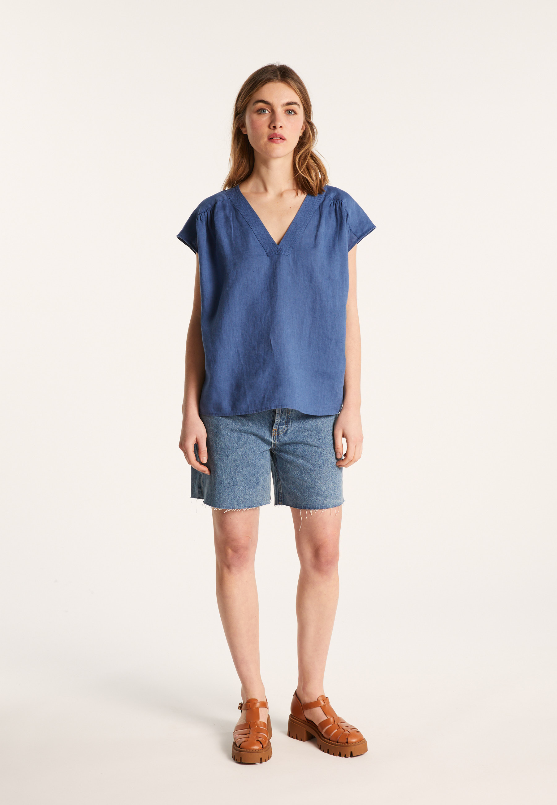 Linen V-neck T-shirt - Dala
