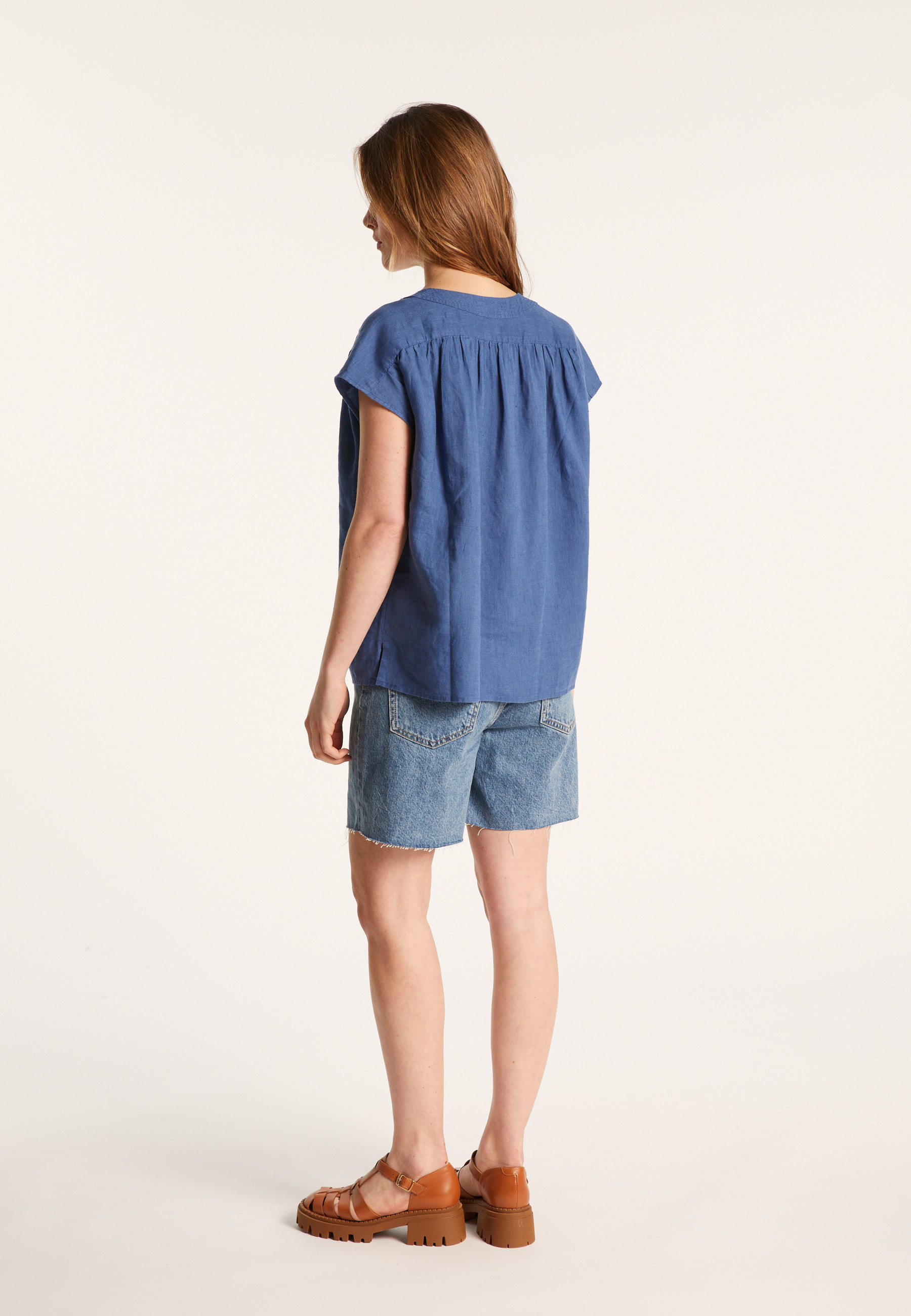 Linen V-neck T-shirt - Dala