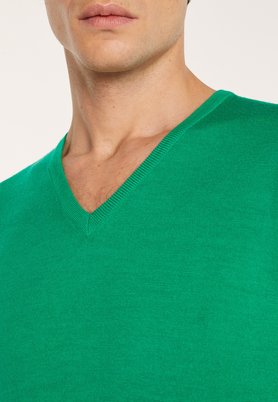 V-neck jumper in merino wool - Elmo