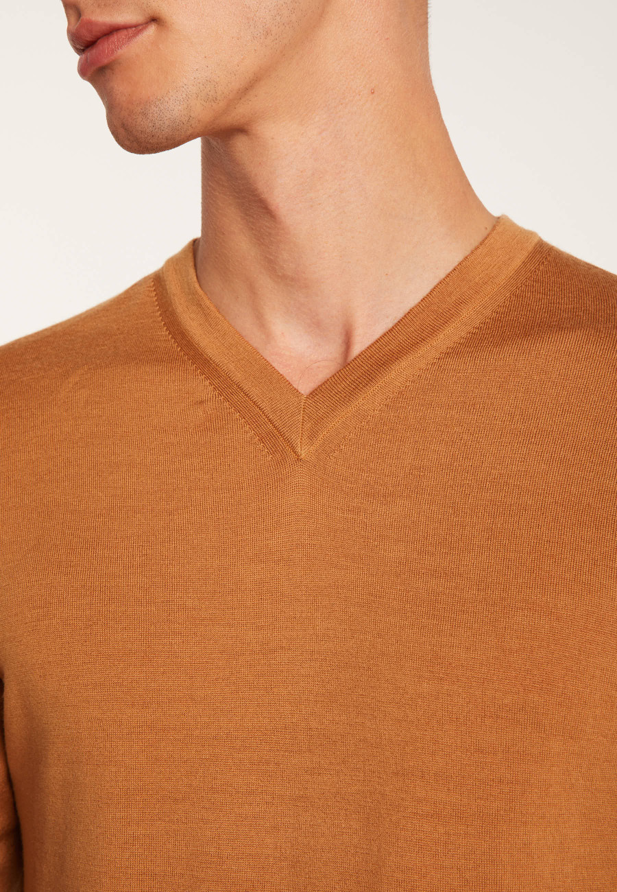 V-neck jumper in merino wool - Elmo