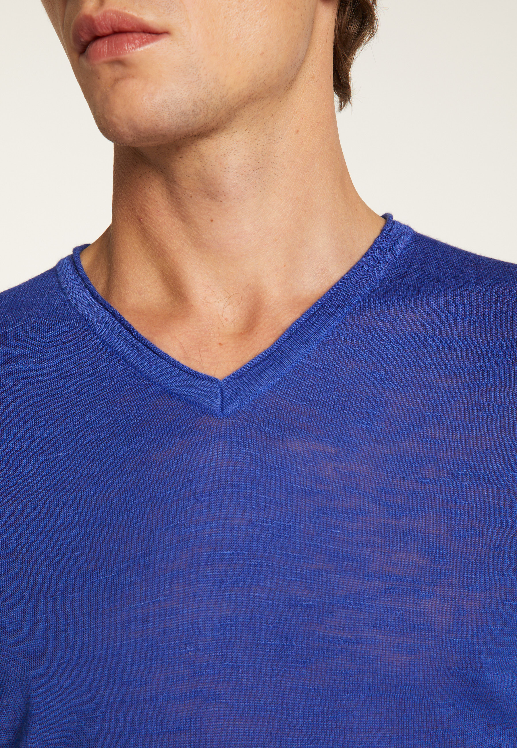 Cotton V-neck T-shirt - Reuben